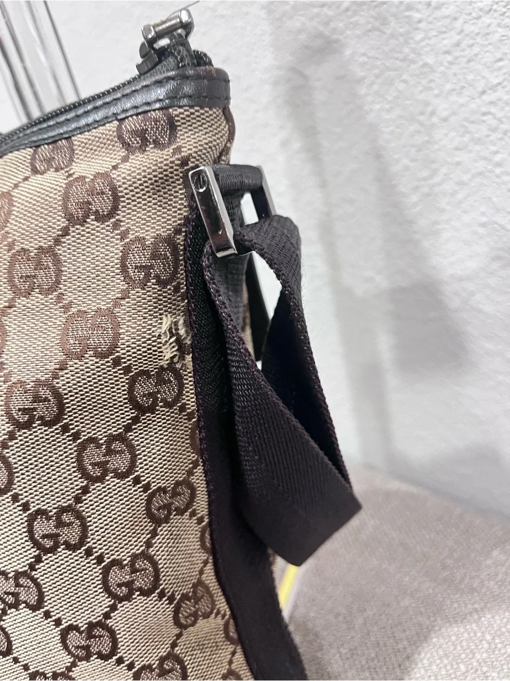 GUCCI GG CANVAS MESSENGER BAG.